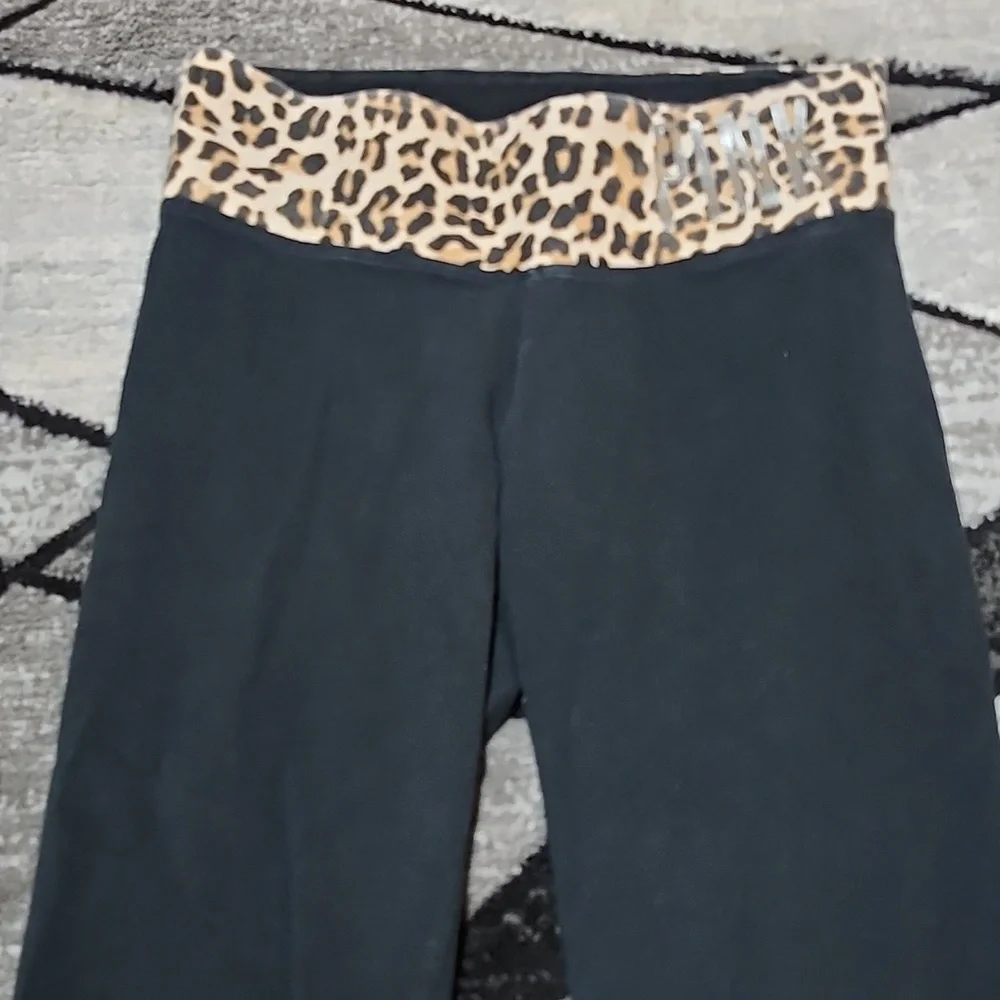 VINTAGE VS PINK CROP YOGA 2014 BLACK LEOPARD-PRINT SILVER-SHINE LOGO LEGGINGS